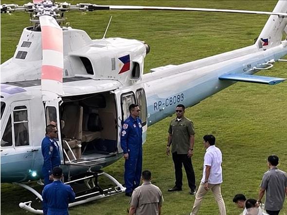 马科斯视察杜特尔特家族根据地达沃市，结束后打算乘坐直升机离开，身后一群人大喊“爆