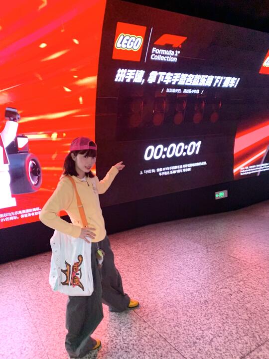 OMG!徐家汇地铁站竟然变身乐高F1赛车场！️