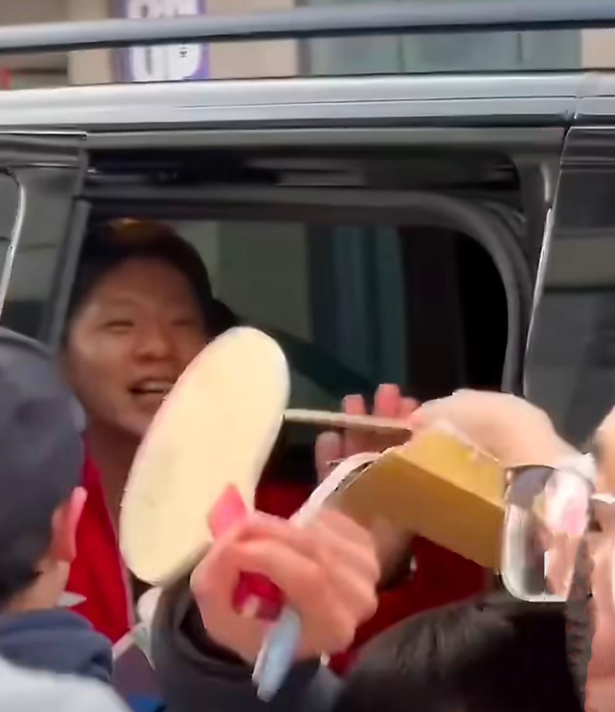 马龙许昕大型溜粉名场面[灵光一闪]
 
马龙和许昕刚一现身，瞬间被场外密密麻麻的