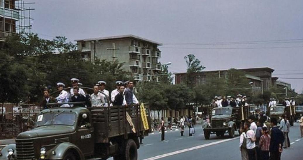 1984年，陈再道正在家中享受宁静时，突然传来敲门声，几名穿着制服的人闯入，说有