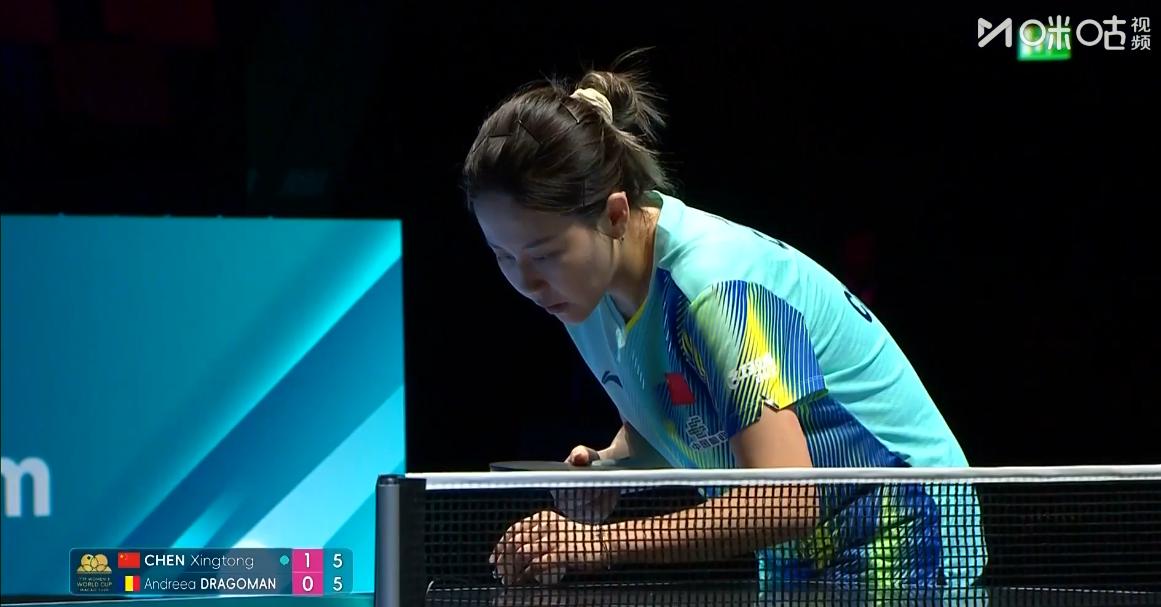 德拉戈曼的反手被陈幸同算死了，
侯英超说：这么高质量的反手竟然打不穿同同，

同