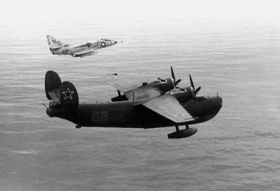 1964年，美国海军A-4B舰载攻击机在日本附近海域拦截一架苏联海军的别-6水上