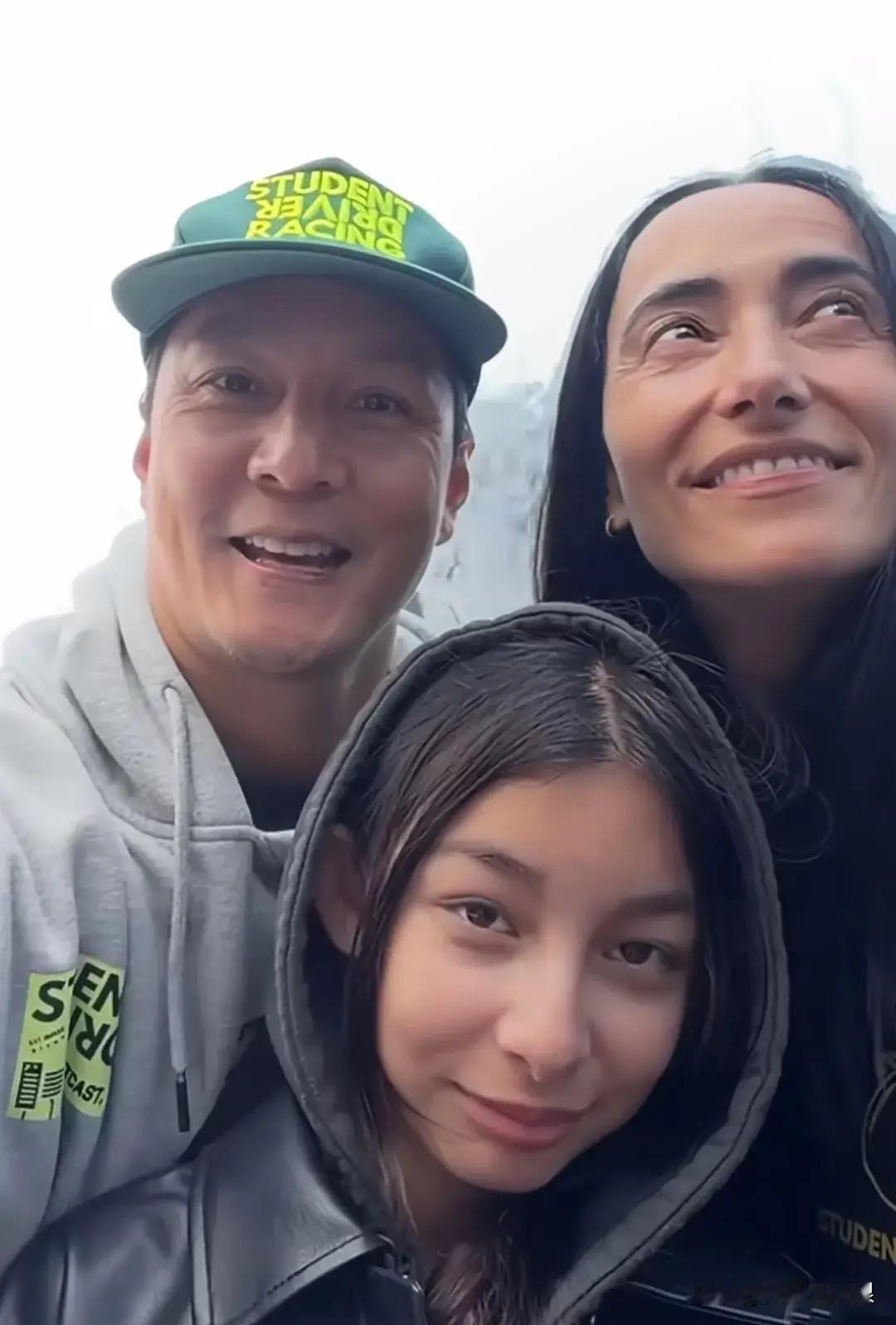 吴彦祖，想不到啊，女儿这长得也太像她老婆了，看着就是大气，笑起来特别像雷珊，以后
