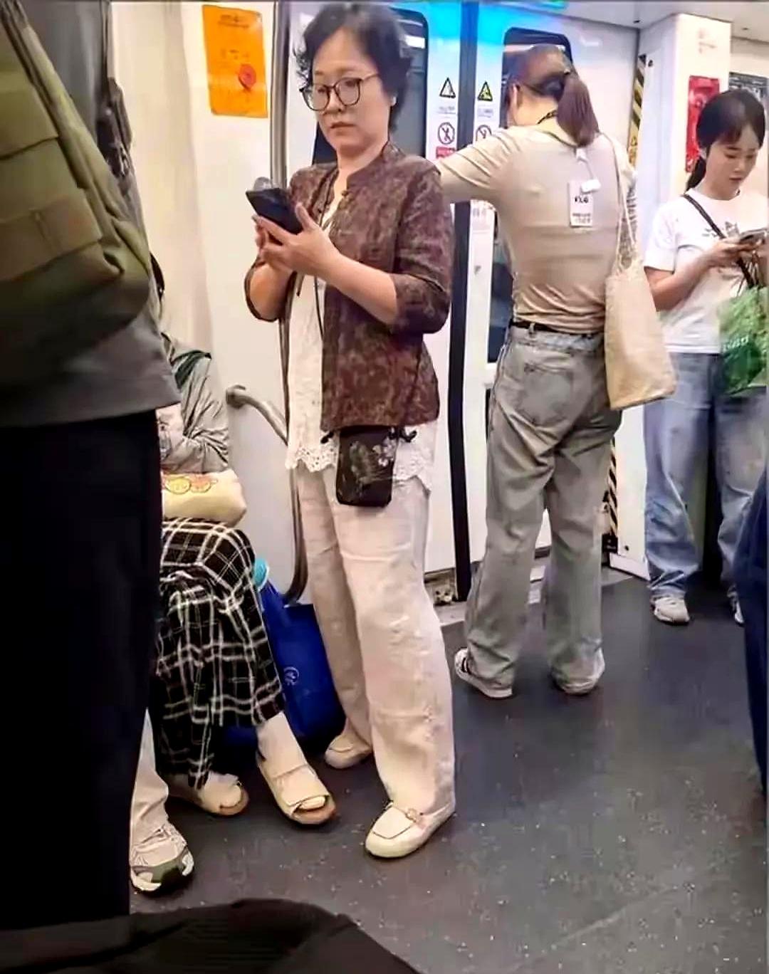真有点看不下去。
就那么大摇大摆晾在明面上，半点遮掩的意思都没有，反倒像得了什么