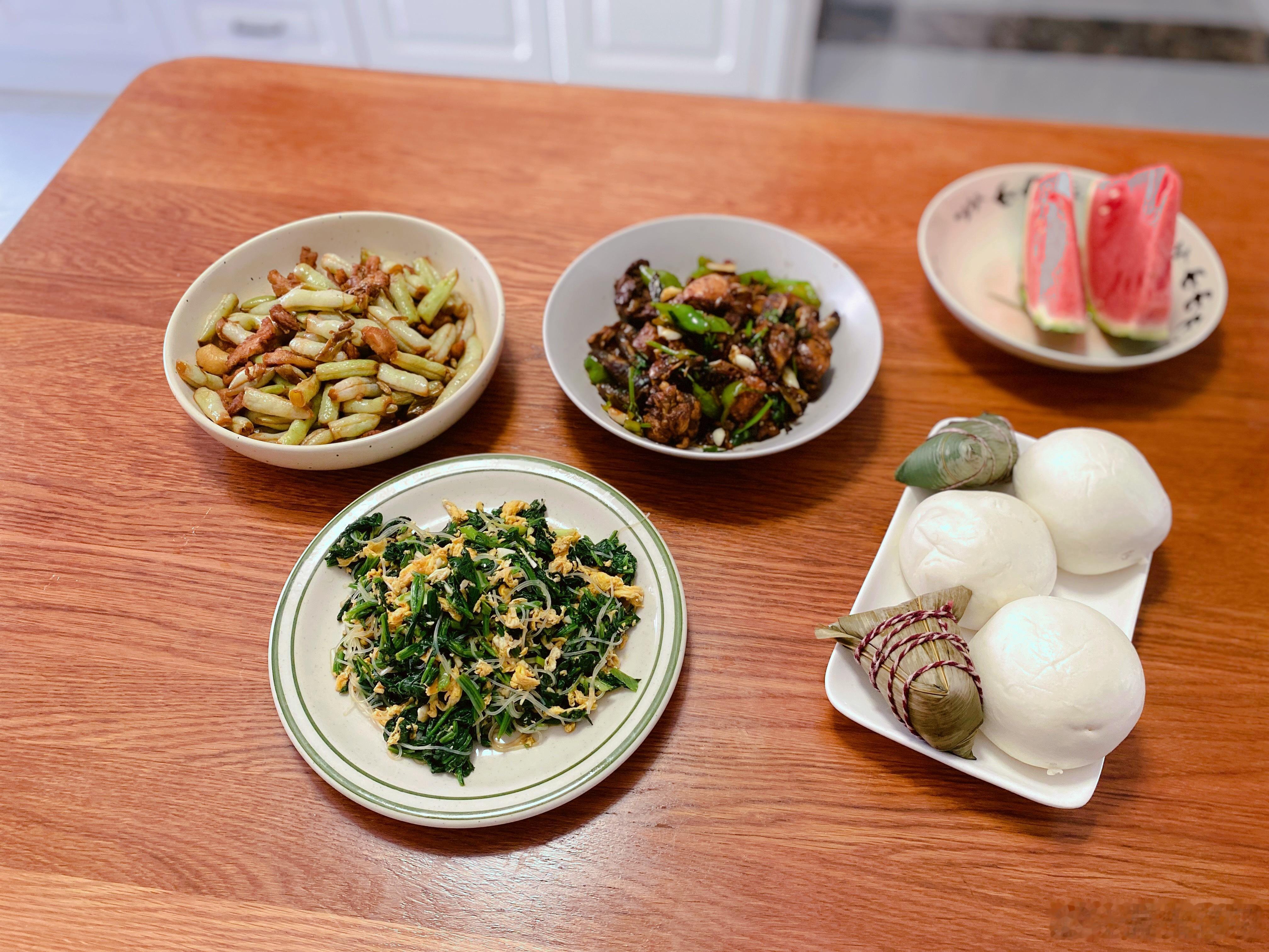 高中生的家常便饭凉拌菠菜鸡蛋、炒芸豆、炒鸡块半个小时炒三个快手菜，其实真正费功夫