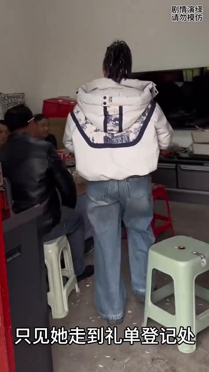 姑姑和侄子因矛盾不说话，谁知侄子结婚姑姑却过来付礼。
侄子和姑姑有矛盾不说话，今