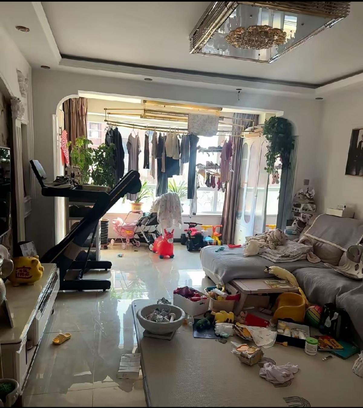 家里有小孩，妈妈收拾整齐之后，没多久就又翻得乱七八糟的。你说怎么办？