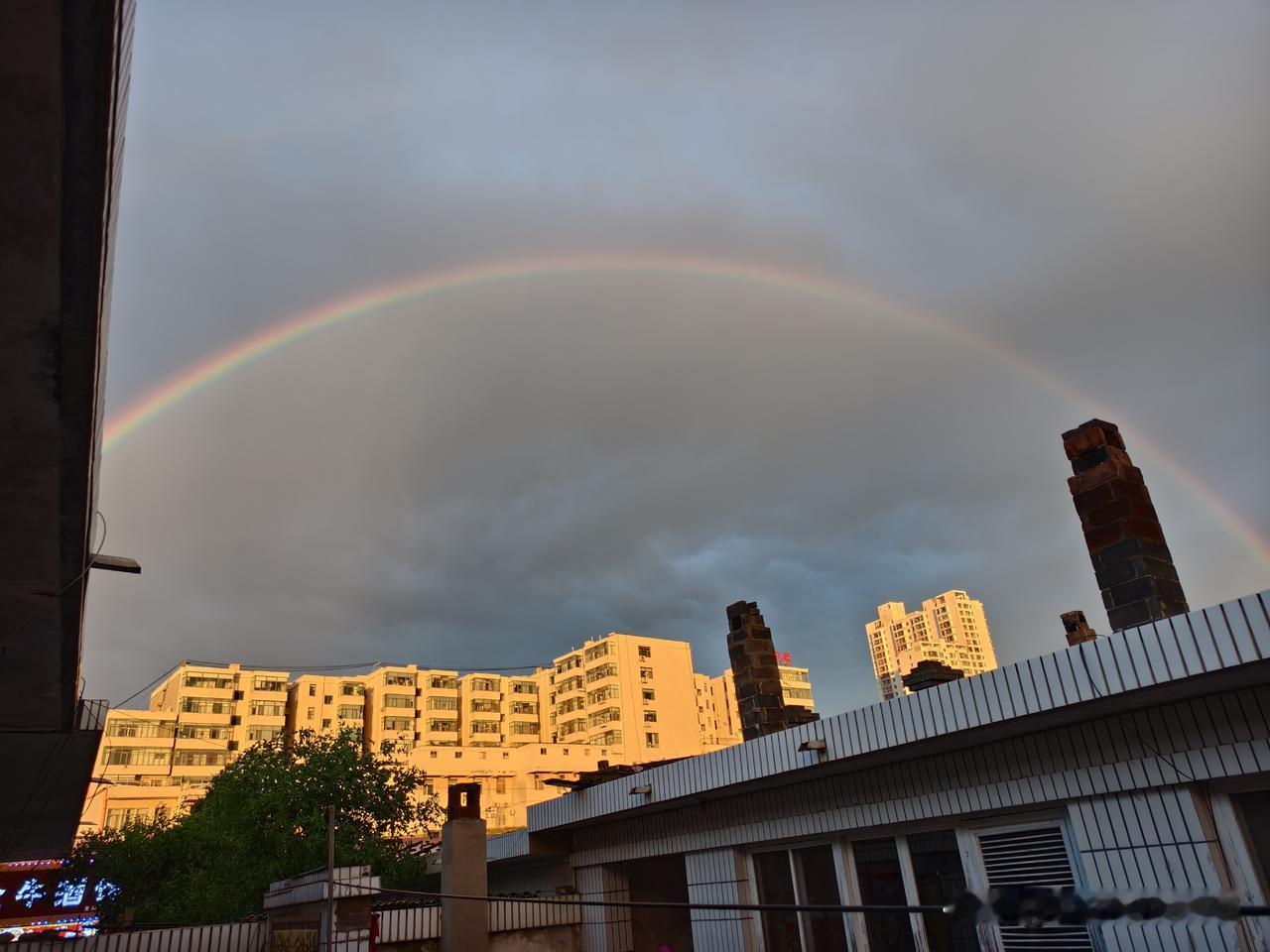 夏日生活打卡季 雨过天晴，外面的空气非常清晰啦！抬头一看，西边的落日余晖照耀着东