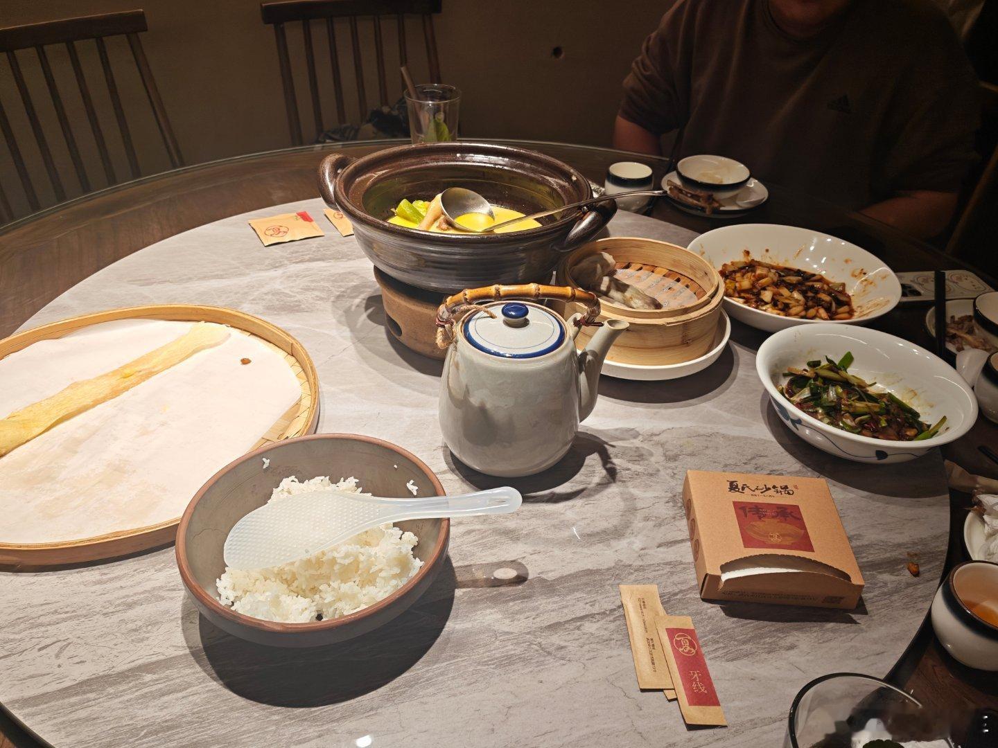 这家是武汉老字号 主打比较正宗的湖北菜系 尤其砂锅系列 味道还可以，就是排队的人