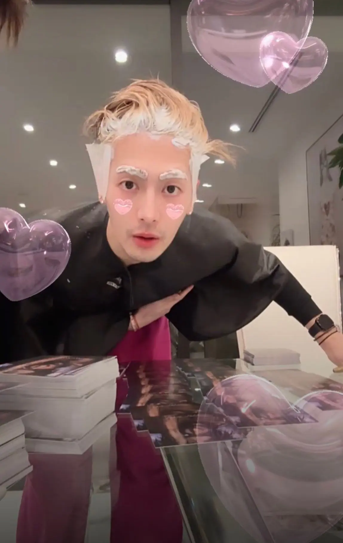 今天之后王嘉尔终于知道了什么叫一报还一报。叫你平时那么皮哈哈哈哈哈哈i人的反击