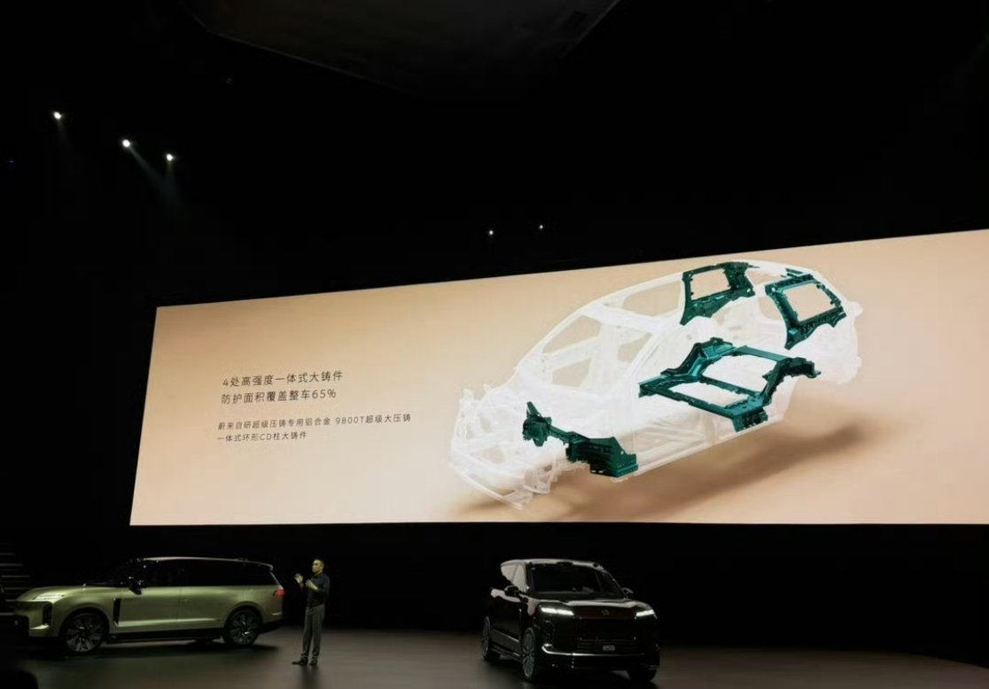 蔚来 ES9 采用超级堡垒笼式安全车身，标配 12 个安全气囊，同级最多，还配备