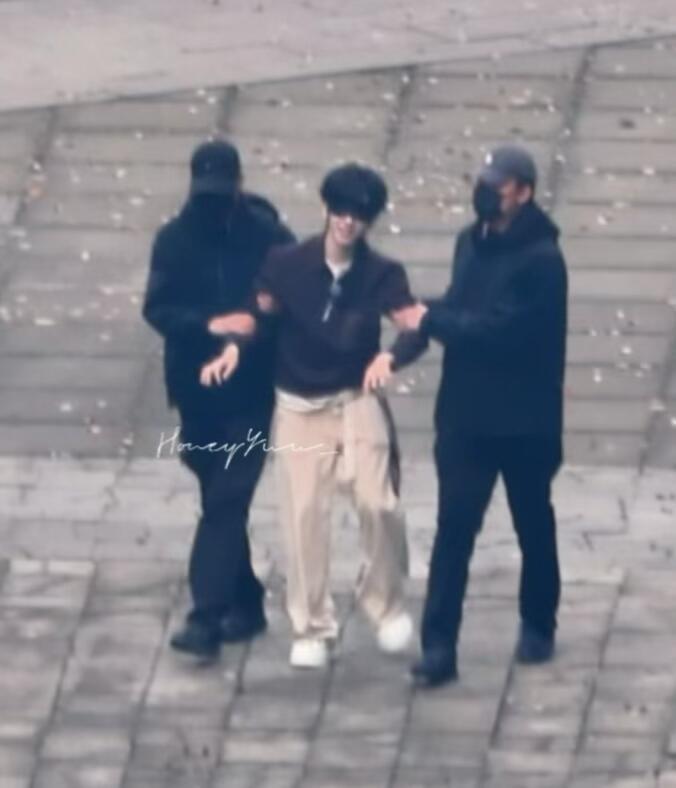 贺峻霖桃花坞蒙眼路透 贺峻霖被抓路透 贺峻霖桃花坞蒙眼路透 