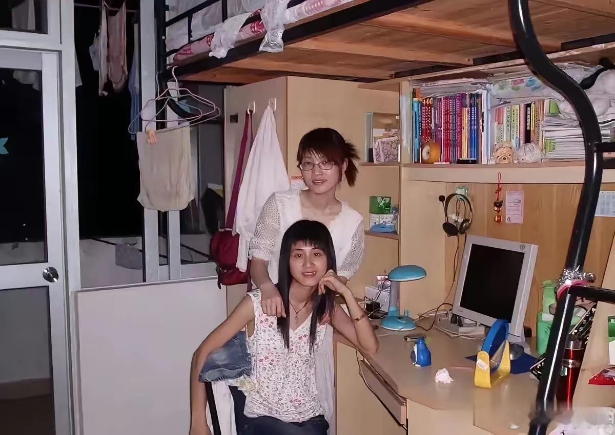 2003年，武汉。某大学的女生宿舍，那会儿能用液晶显示器，都是什么家庭啊？[并不