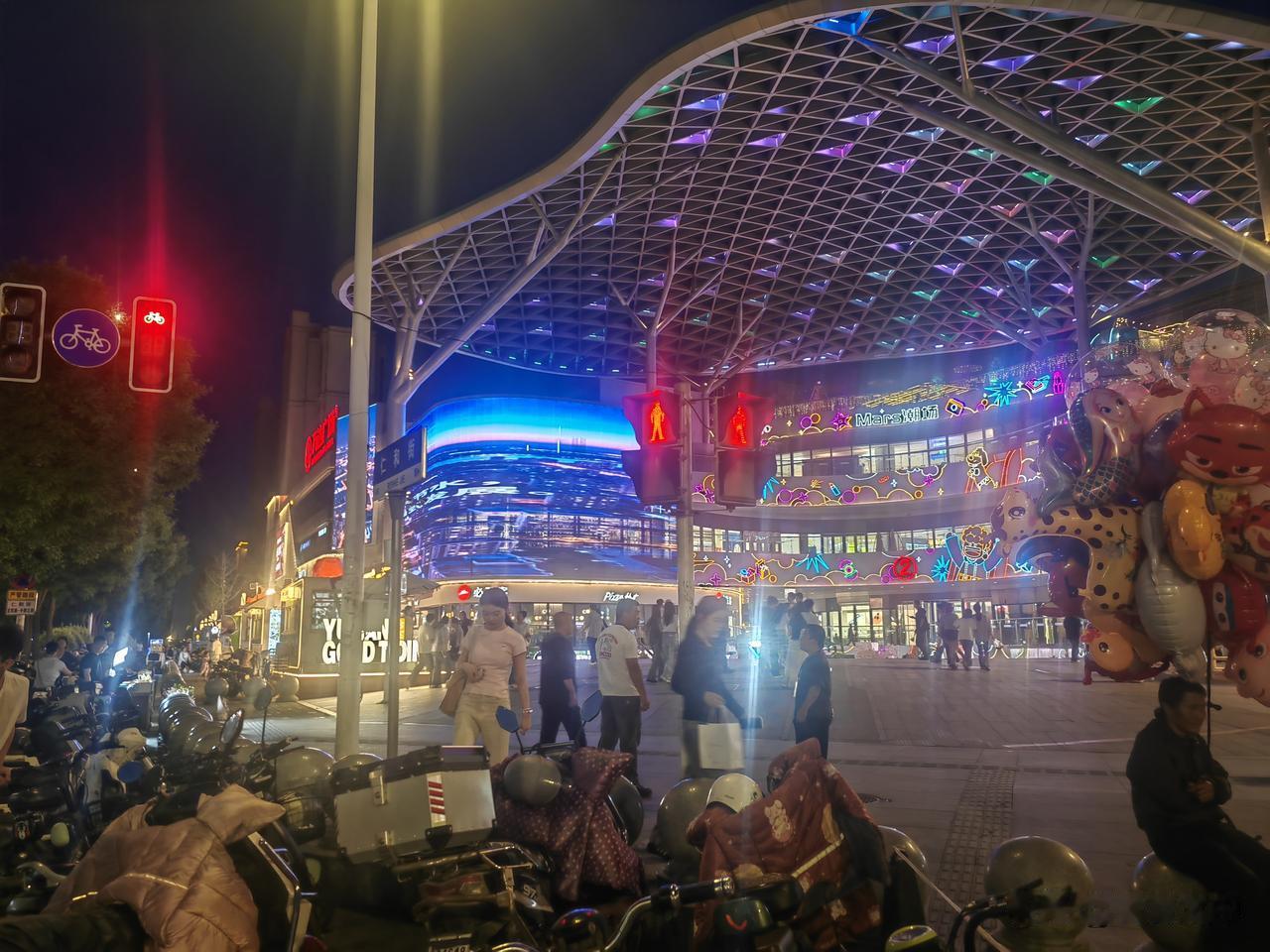 向晋中定阳万达广场进一言
希望你们把电动车的停车权当回事来优化处理一下。
目前，