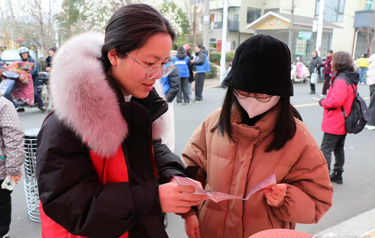 为新就业群体送上一杯热茶、一份礼包，小小的举动却暖了无数奔波的心。春天不仅在大自