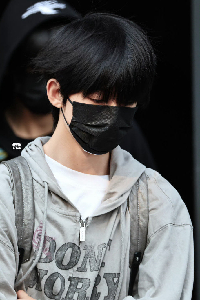 杨博文灰色休闲装look杨博文休闲装配呆毛 杨博文灰色休闲装look，谁懂休闲装