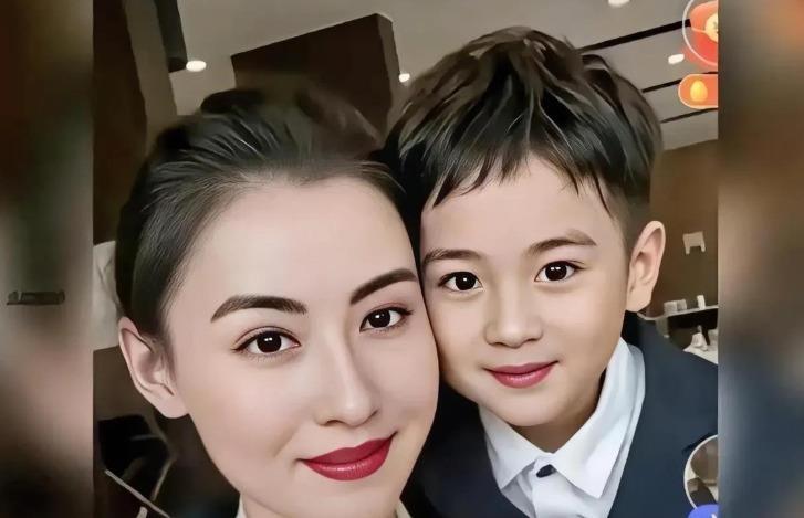 张柏芝把三个儿子养成这样，比任何影后奖杯都硬气。
小儿子正脸曝光那天，眼睛亮得能