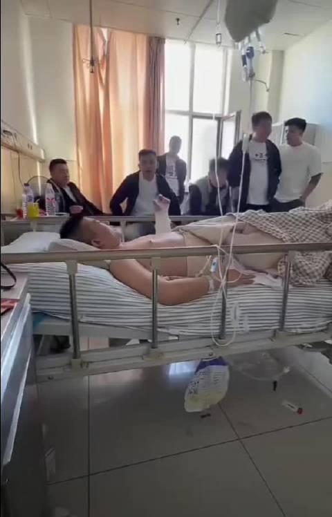 阿宇被打住院，作为好兄弟的千万网红洋洋洋前去探望。

原来不是那个阿宇呀！ ​​