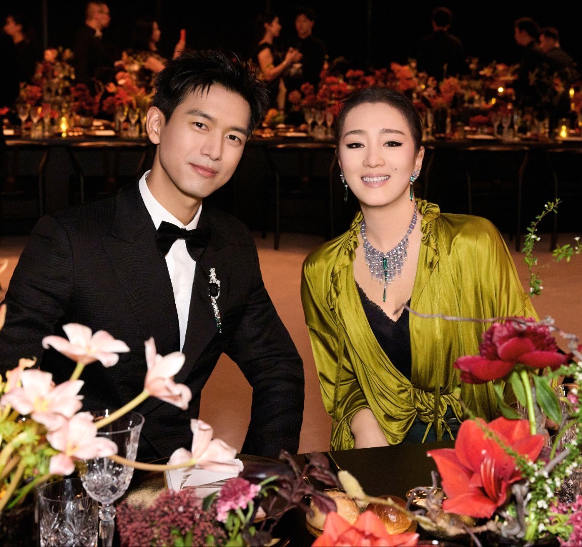 【巩俐大花气场】想说巩俐状态也太好了吧！最近她出席晚宴，黑丝绒配翡翠绿，看她与郭