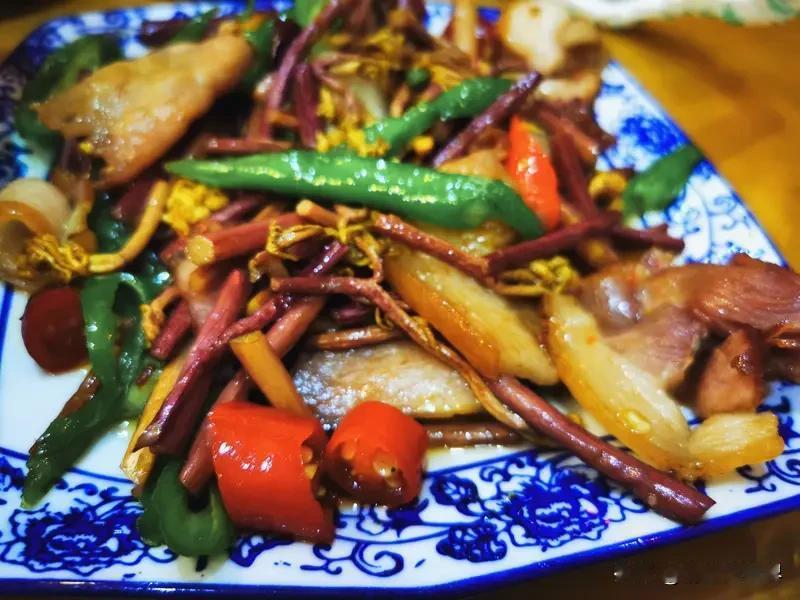野菜和农家菜我都爱，但各有千秋。野菜胜在天然，像荠菜，春天挖来包饺子，那股清新味