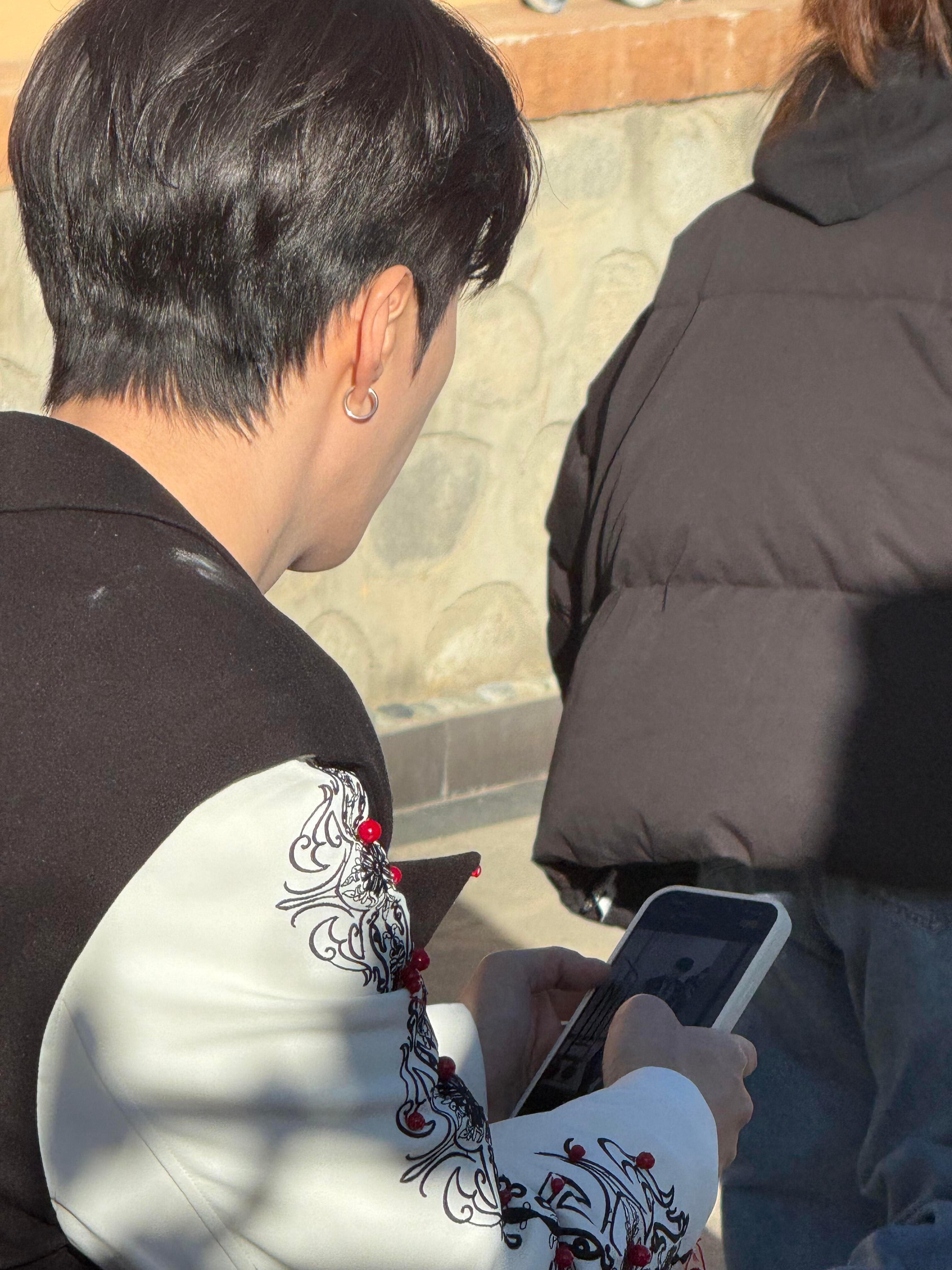 欣赏站姐饭拍中，范丞丞路透美貌check