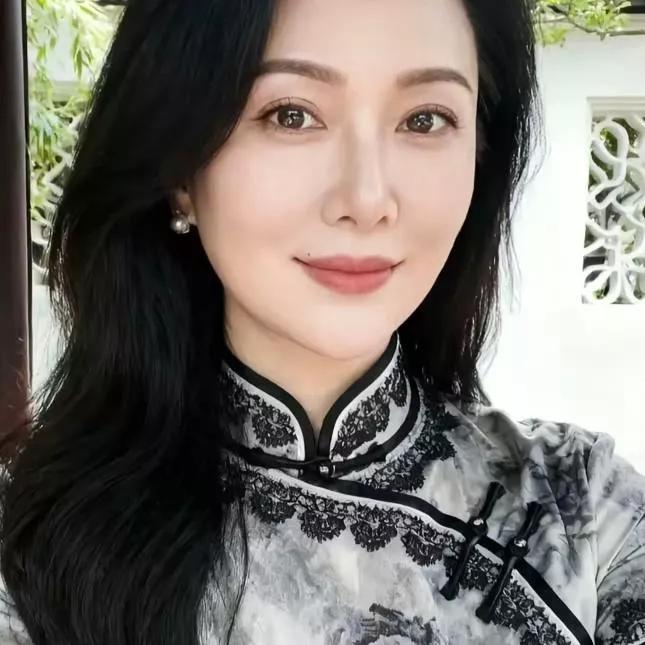 优雅黑发美人，穿着古典旗袍，散发着东方韵味。旗袍秀东方美人 古典红裙佳人 旗袍古