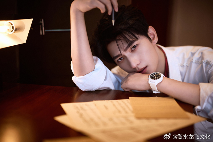 杨洋公式照 黄金比例脸顶光怼脸都零瑕疵，这张脸的优越无法复制 