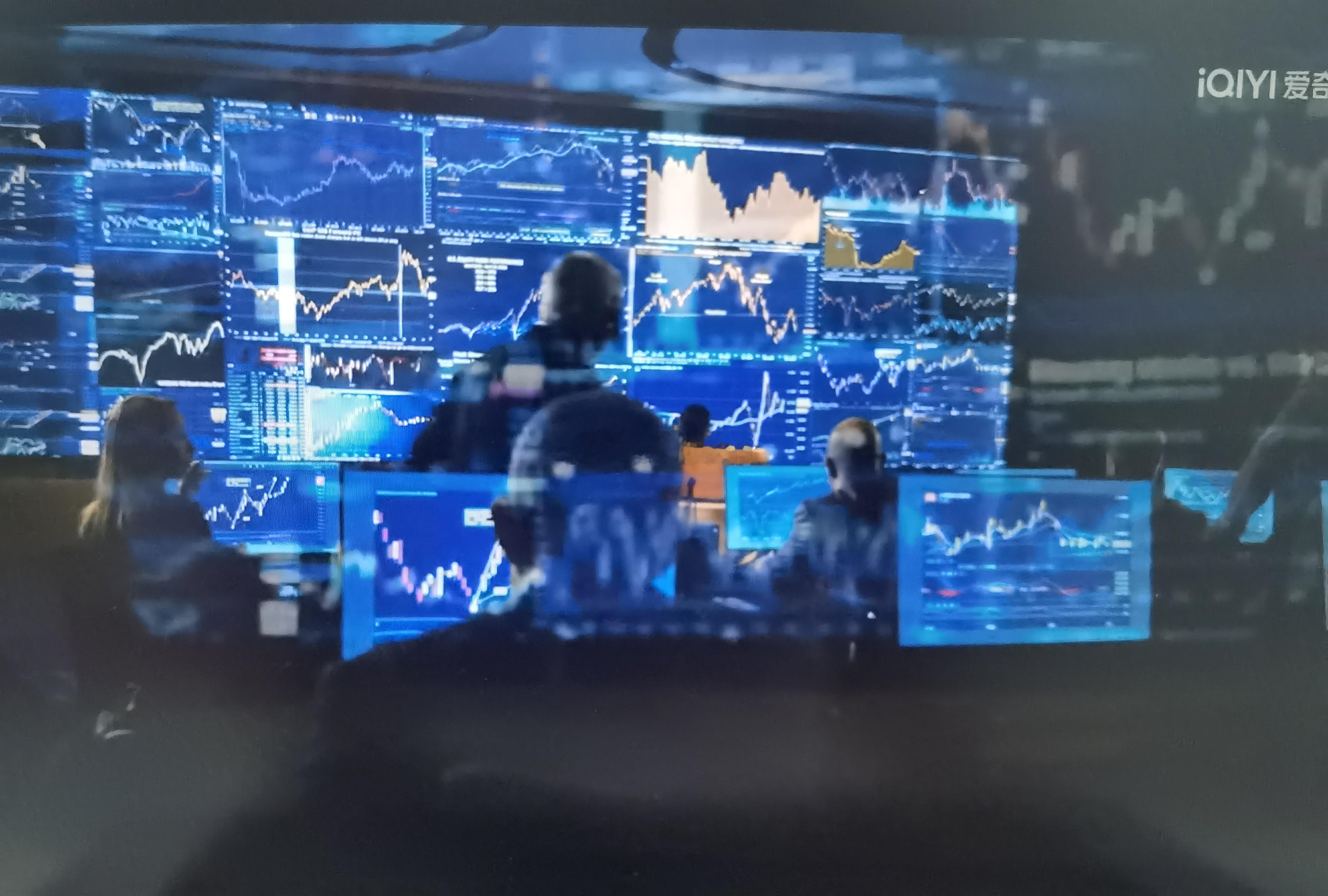 港剧《守诚者》，以“金融战”为背景，这个题材我本来还蛮喜欢的，但看了一集看不下去