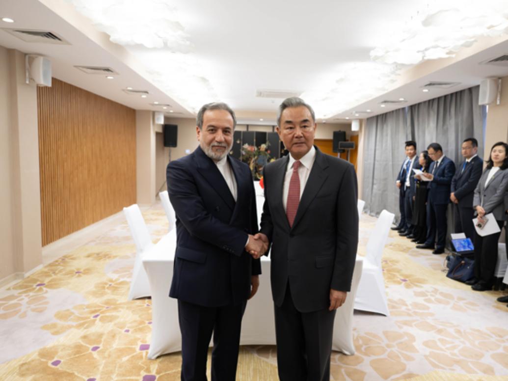 伊朗稳了，中国给承诺。当地时间7月24日，中国外交部长王毅会见了伊朗外长阿拉格齐