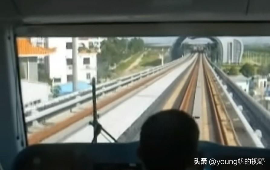 这是一段非常难得的拍摄于十五年前的广州地铁4号线的画面。途中列车进站的位置是地铁