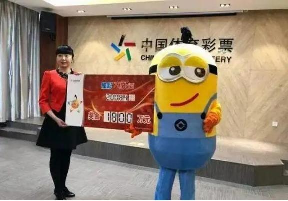 在彩票中心上班的朋友跟我说，要是你中了一千万，人家不会非逼着你捐钱，但可能会拖一