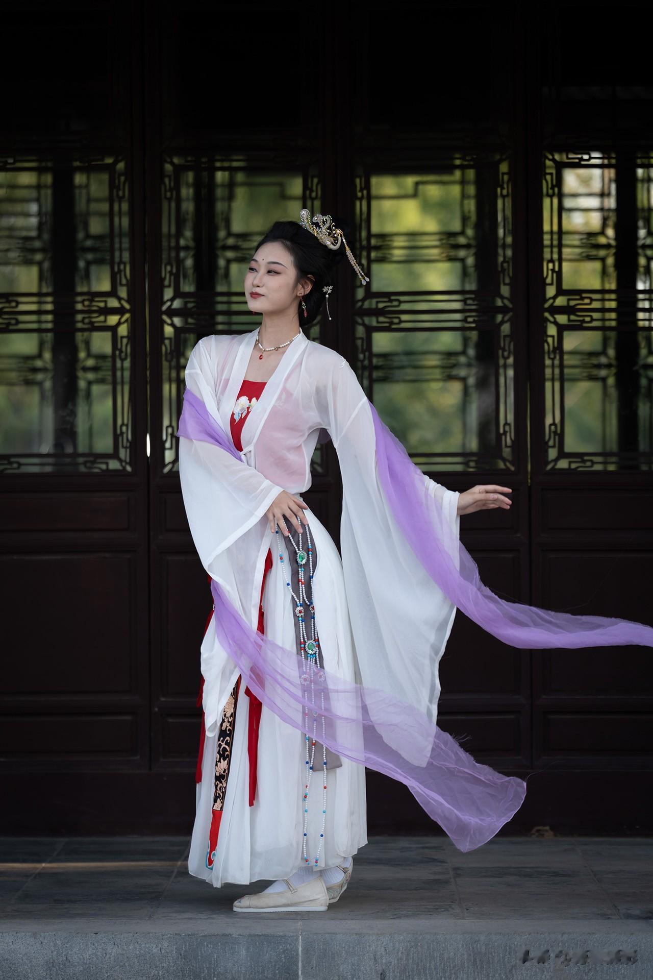 纤腰玉带舞天纱，疑是仙女下凡来
拍摄地：石家庄藁城兴华公园 
友情出镜：山菜 
