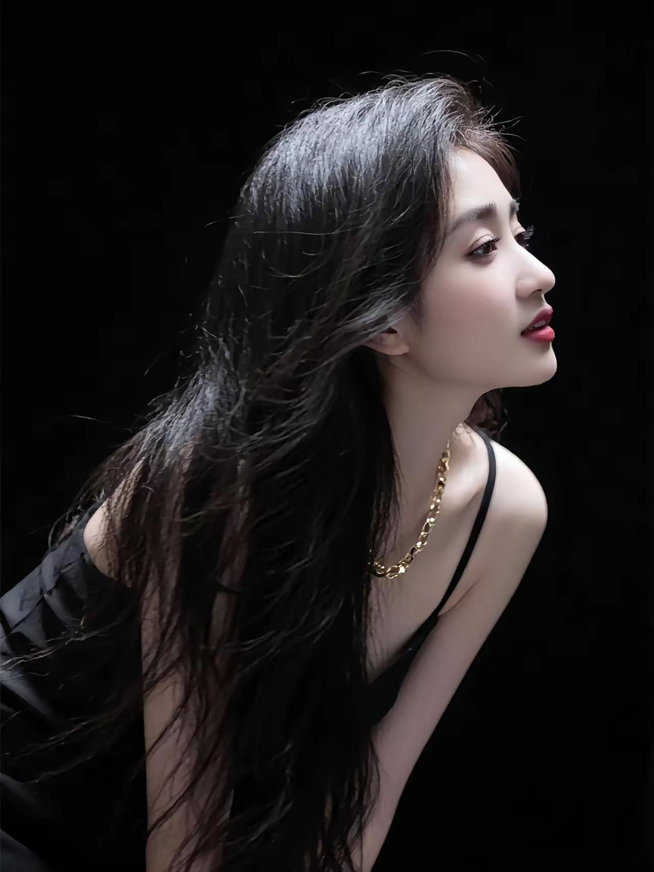 黑发红唇，优雅气质，金链点缀，黑白对比，时尚大片