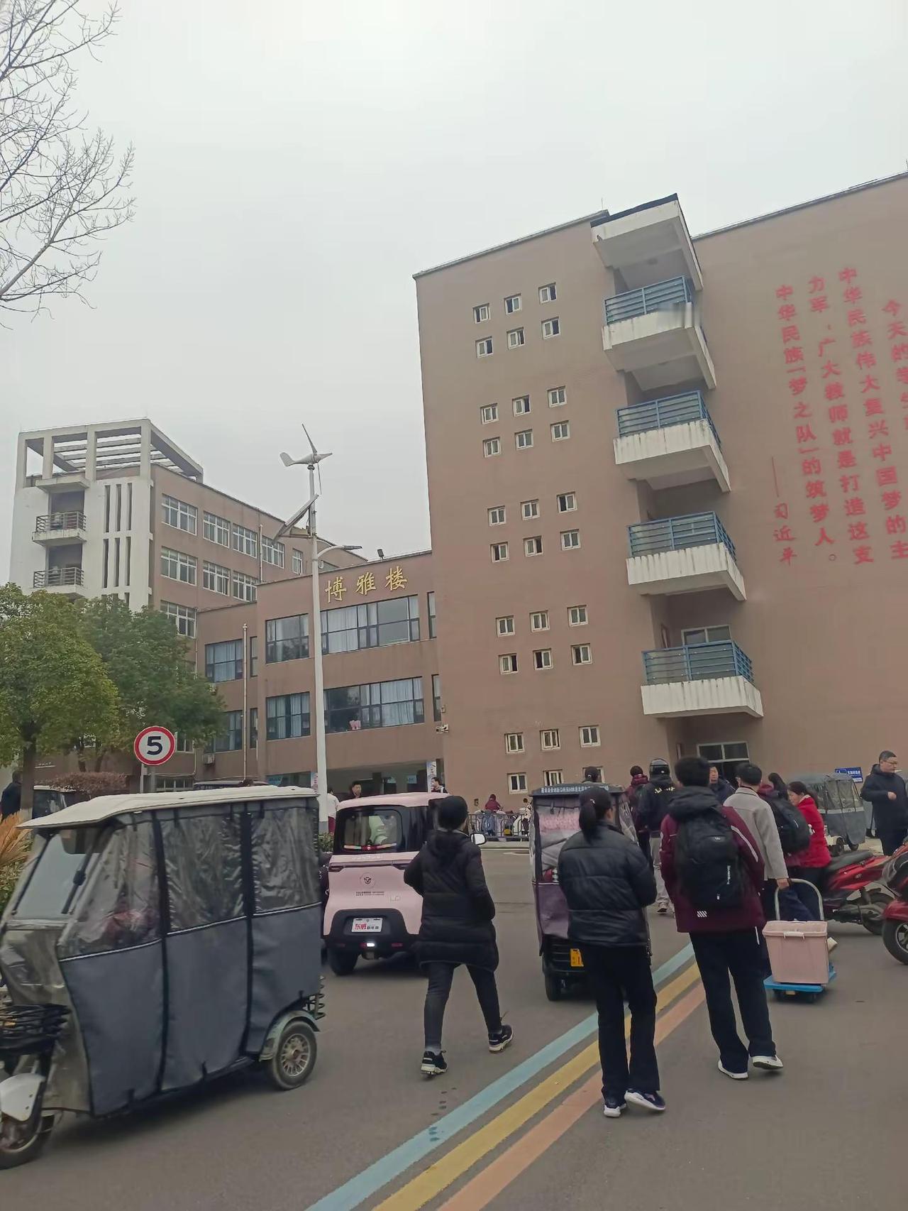 寒假已结束，高中正式开学了，愿你收拾好心情，扔掉懒散，快乐迎接开学季。各自回归自