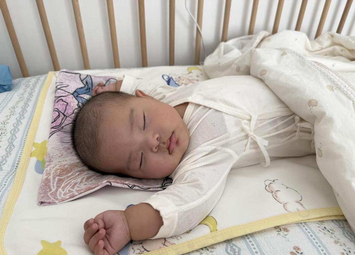 3个月娃能一觉睡11小时，简直让人羡慕。
这可不是闹着玩的，是真·整觉。
妈咪们