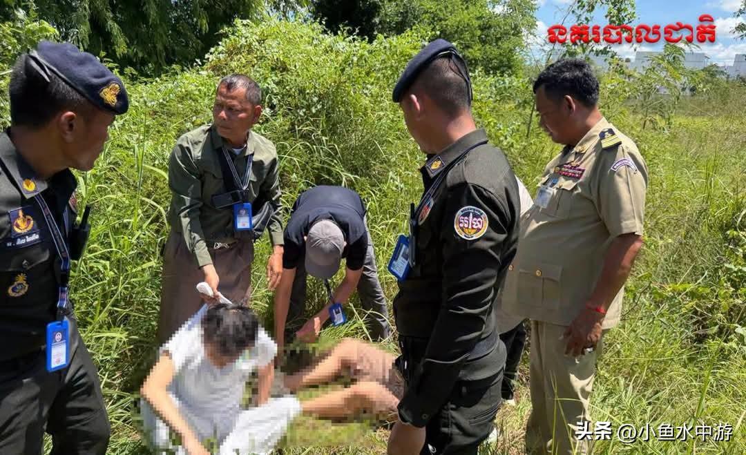 猖狂！两车冲卡拒捕，车内藏枪加上百台电诈手机

近日，柬埔寨波贝市警方成功侦破一