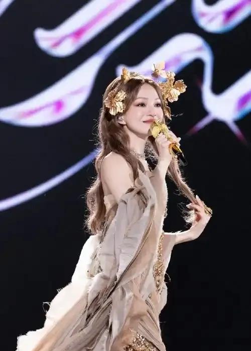 你们发现没？ 张韶涵身上有个玄学。 准得可怕，那就是她干演唱会不像在办演出，像在