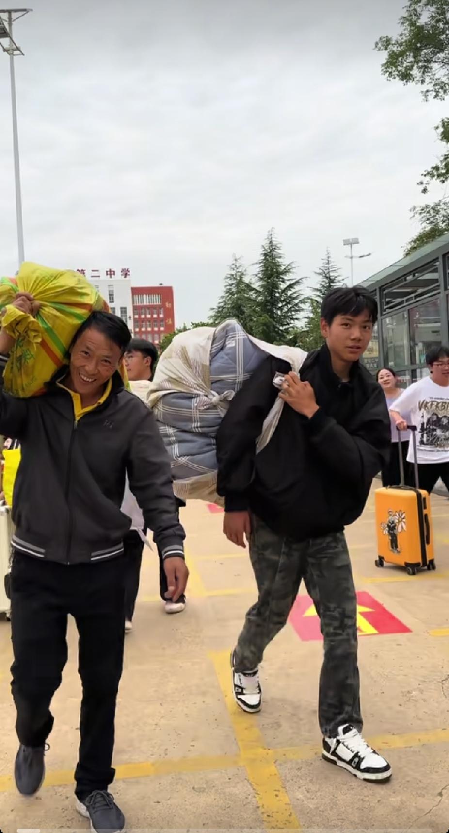 高考结束后的学校门口，一群爸爸正在帮孩子搬东西回家，看向爸爸们的肩头，瞬间就破防