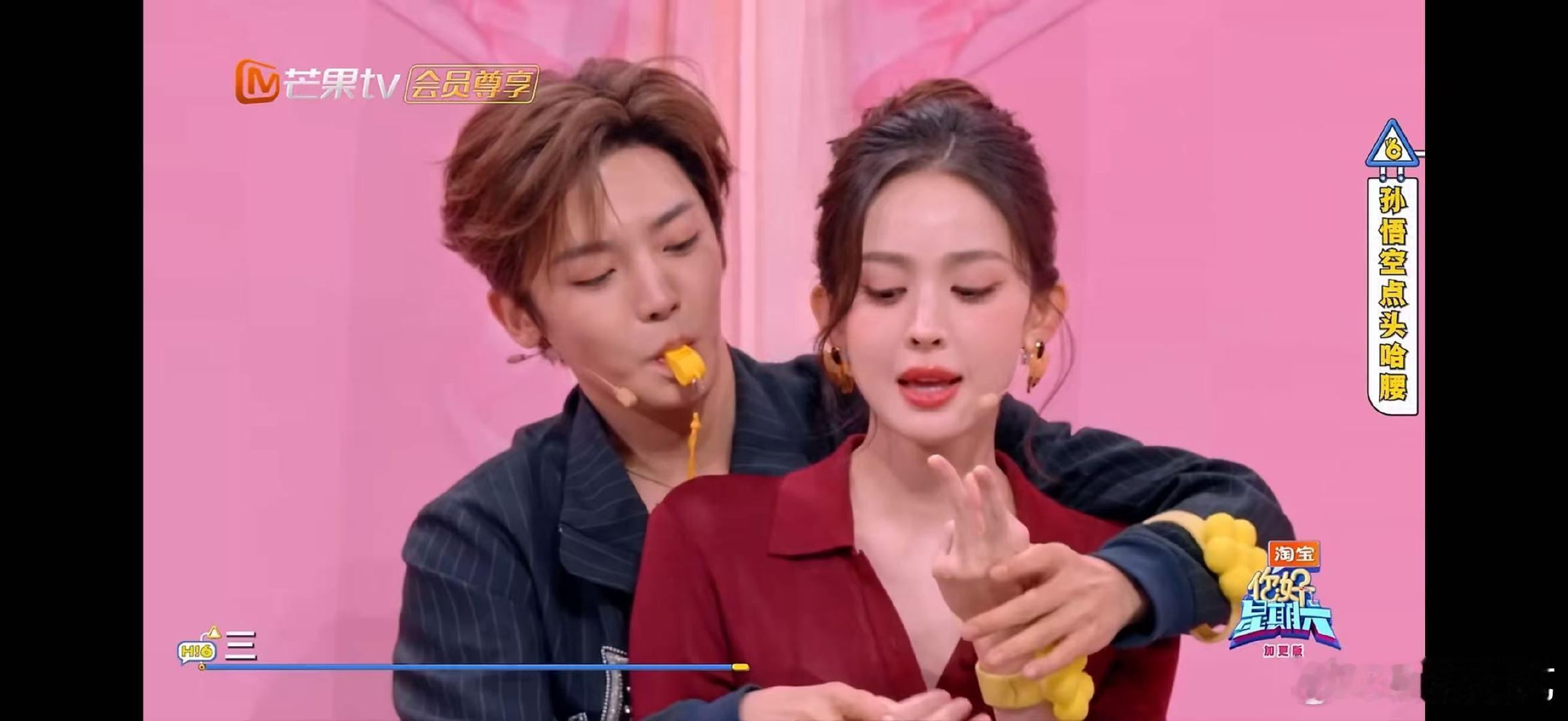 娜扎猜词全靠题海战术你好星期六背后抱游戏的欢乐瞬间！娜扎题海战术猜词太绝了 