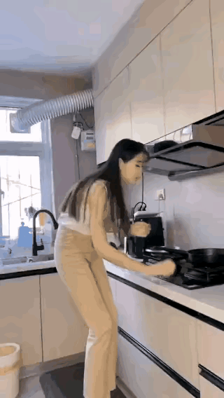 用手解决不了的就用嘴，用嘴解决不了的事情再用手。小姨子第一次下厨，就用其出其不意