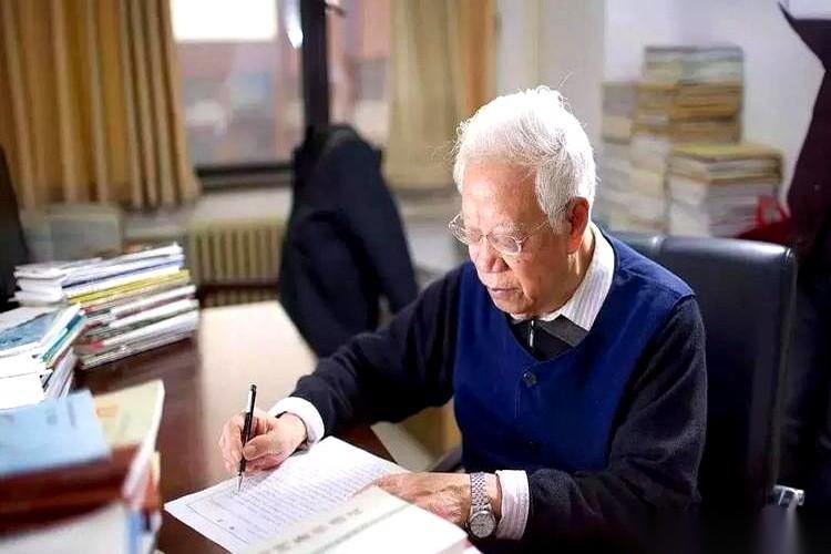 网上流传着一位香港老中医的长寿秘诀。他没开什么名贵药方，也没让人天天去跑圈。他抛