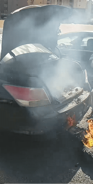 半路被抢了？
不过，也可能是他的老祖宗急需，没到地儿就来拿了……
还行，车子的主