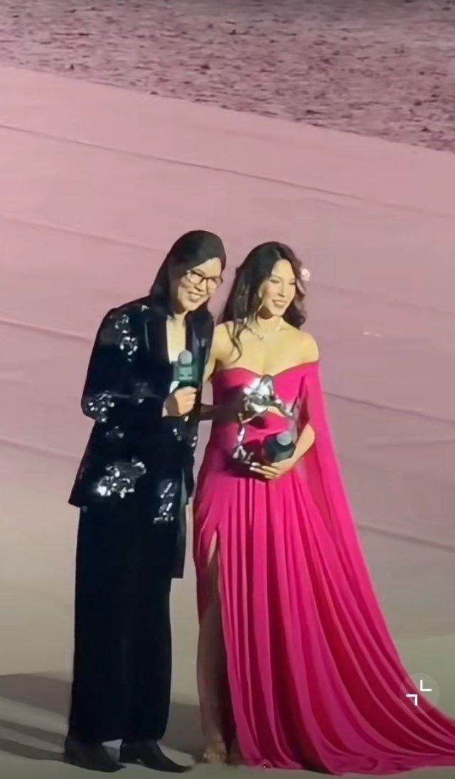 郎平谷爱凌一起出现 两代体育人再次在vogue盛典一起出现，都是中美体育交流桥梁