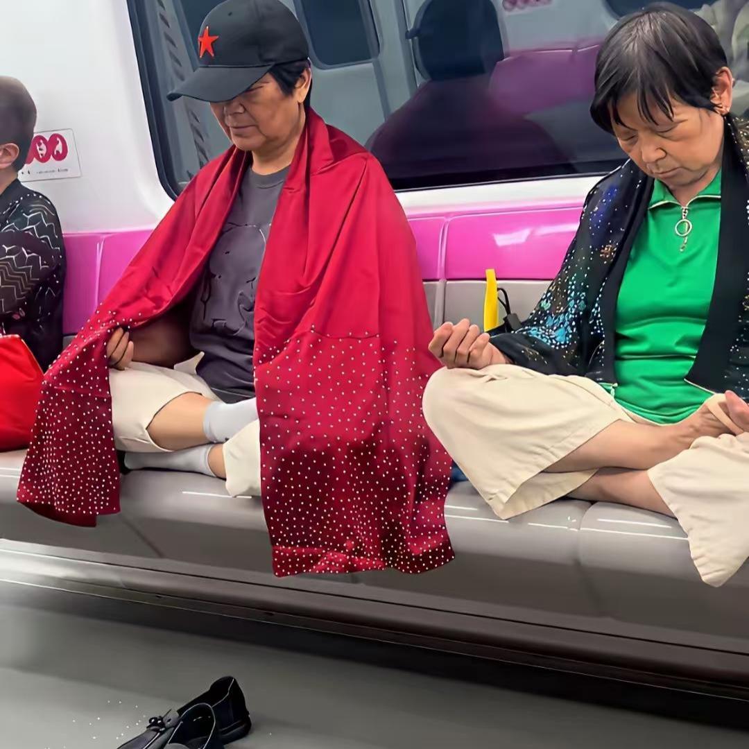 公共场合碰到出格的“修行者”，你会出面制止吗？
 
出门在外难免遇见行为出格、打