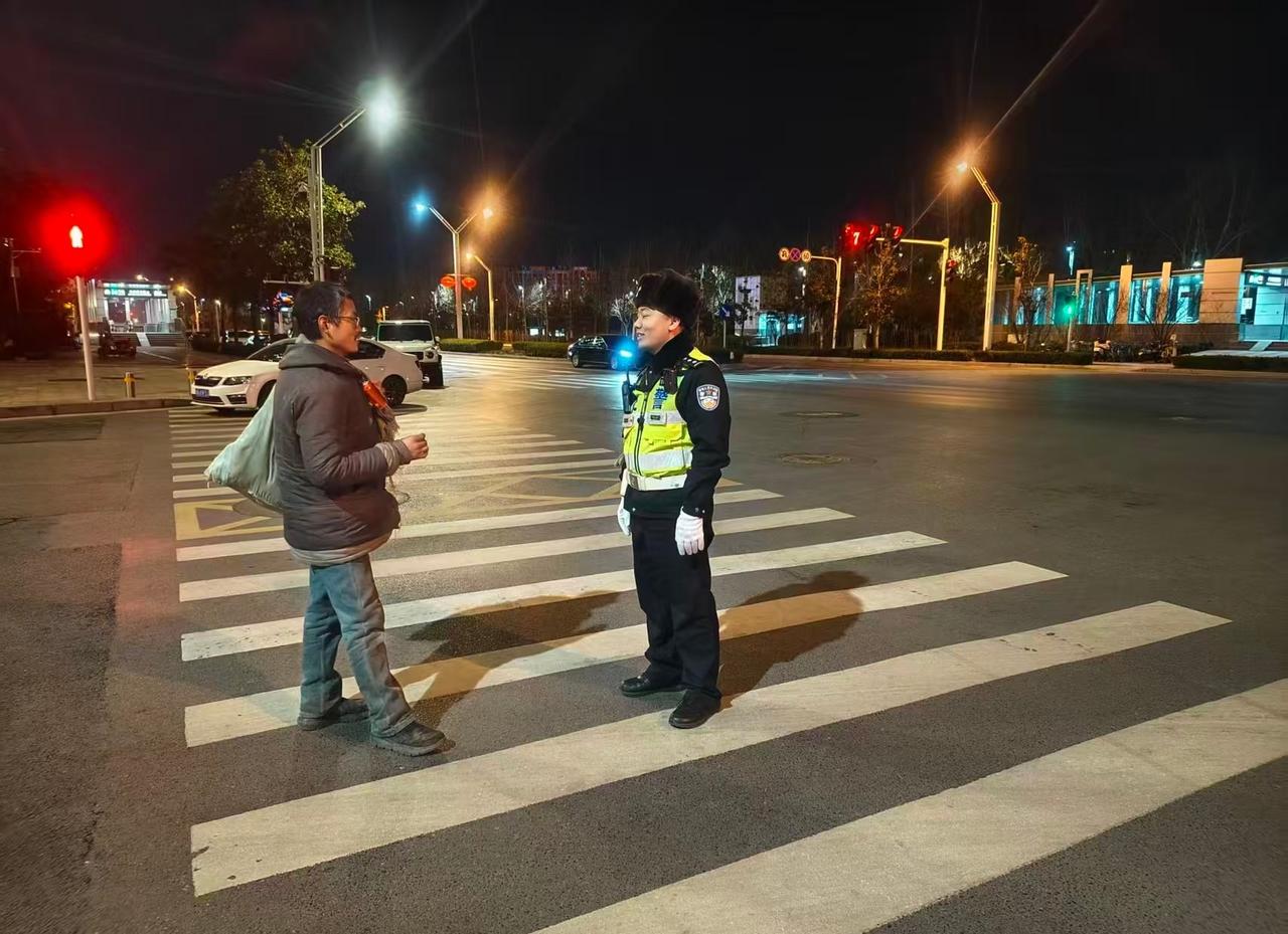 【除夕夜，民警送迷路群众“最后一公里”回家路】2月16日19时50分，除夕夜，万