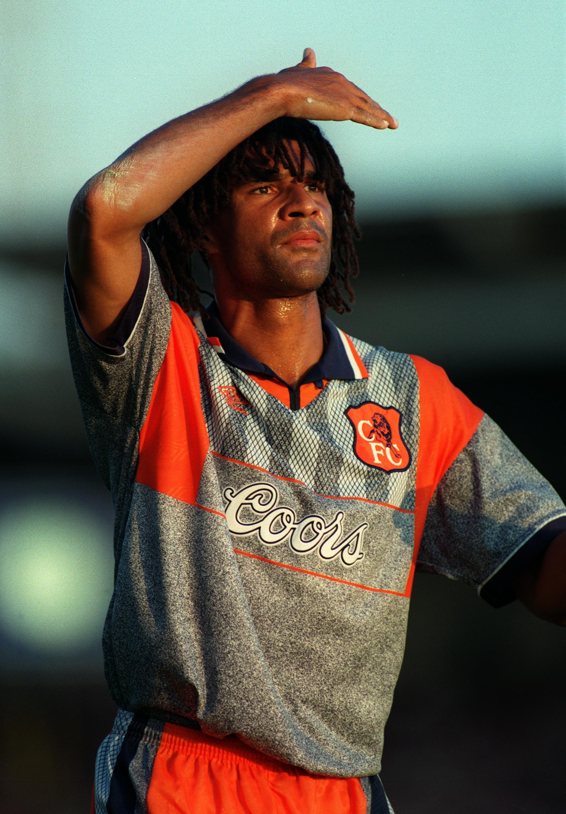 切尔西竟然复刻了90年代一款配色很罕见和冷门的球衣。橙灰色，这很不切尔西。球衣切