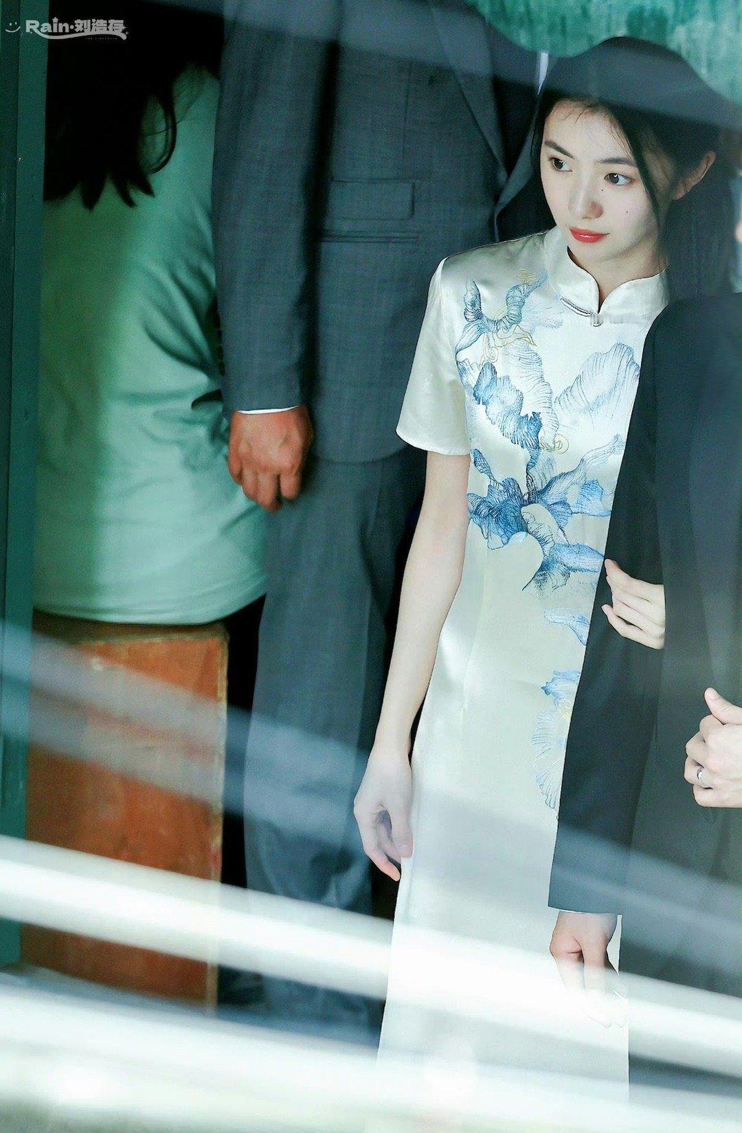 刘浩存《陷入我们的热恋》的旗袍造型，你被美到了吗？ ​​​