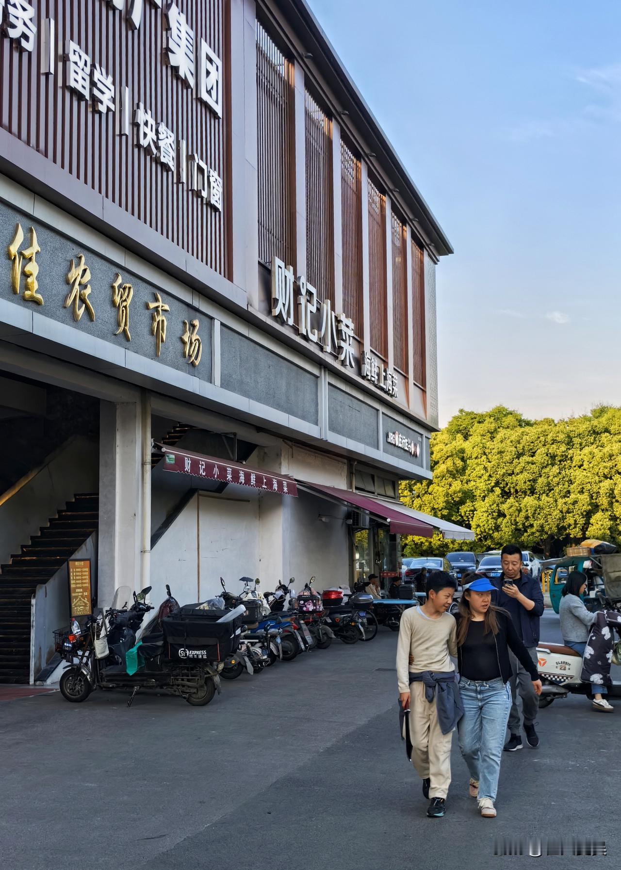 今天是母亲节，儿子给老婆送了花又发了红包，感觉现在母亲节越来越受重视了。回想我们