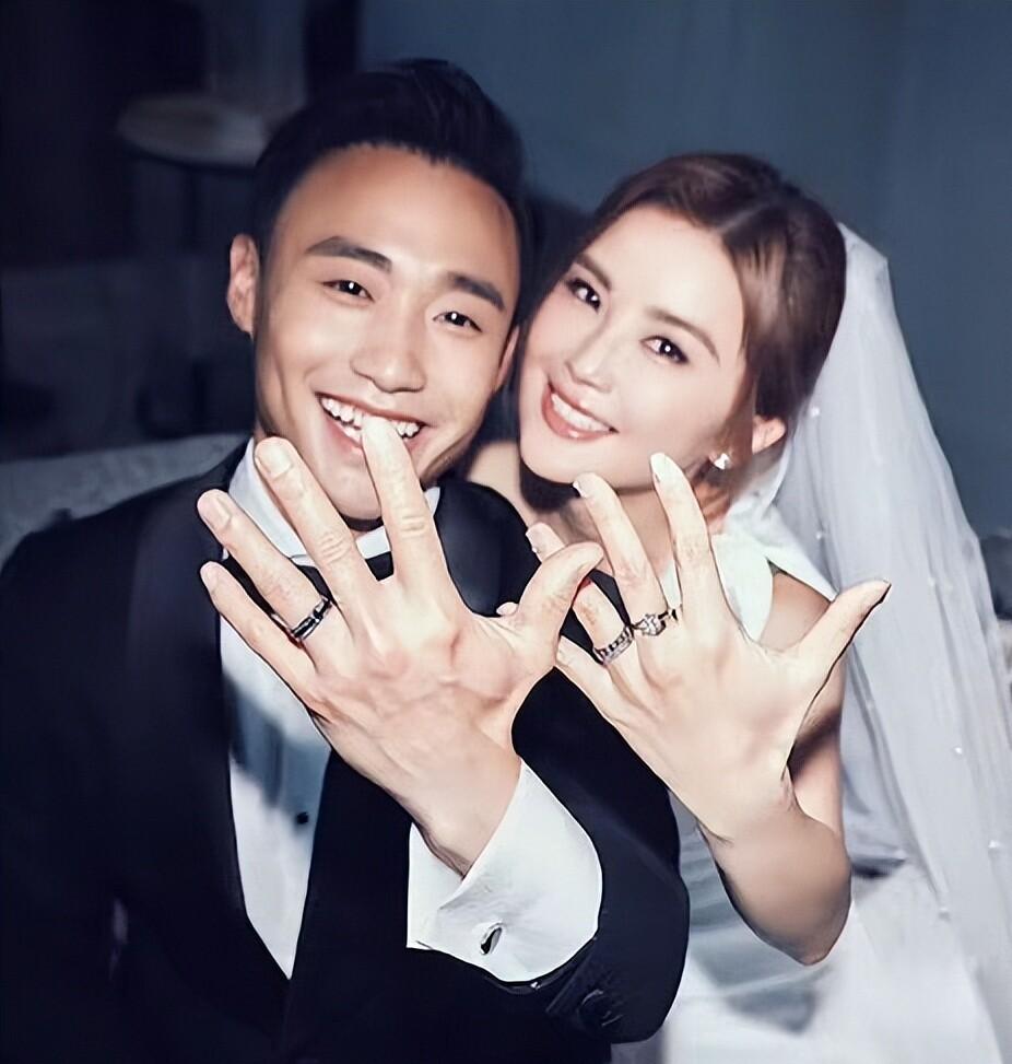 43岁的蔡卓妍穿了条娃娃裙出来见人，肚子那儿看着有点鼓，脸也圆了些。就这点事儿，