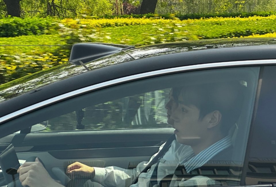 胡一天 今日车内生图路透 这状态不去拍个偶像剧可惜了[憧憬] ​​​